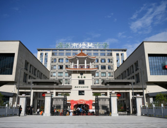 通用舞臺吊桿高標準承接廣州市培英中學報告廳項目，大屏幕顯示系統、音頻擴聲系統、燈光系統、舞臺吊桿及機械等多系統相互協作