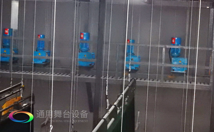 十余年銳意攀登，奮發(fā)圖強(qiáng)！舞臺(tái)幕布、機(jī)械等一站式選購(gòu)供應(yīng)商，舞臺(tái)機(jī)械、音響、燈光工程設(shè)計(jì)施工承包壹級(jí)資質(zhì)——通用舞臺(tái)