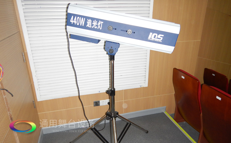 十余年銳意攀登，奮發(fā)圖強(qiáng)！舞臺(tái)幕布、機(jī)械等一站式選購(gòu)供應(yīng)商，舞臺(tái)機(jī)械、音響、燈光工程設(shè)計(jì)施工承包壹級(jí)資質(zhì)——通用舞臺(tái)