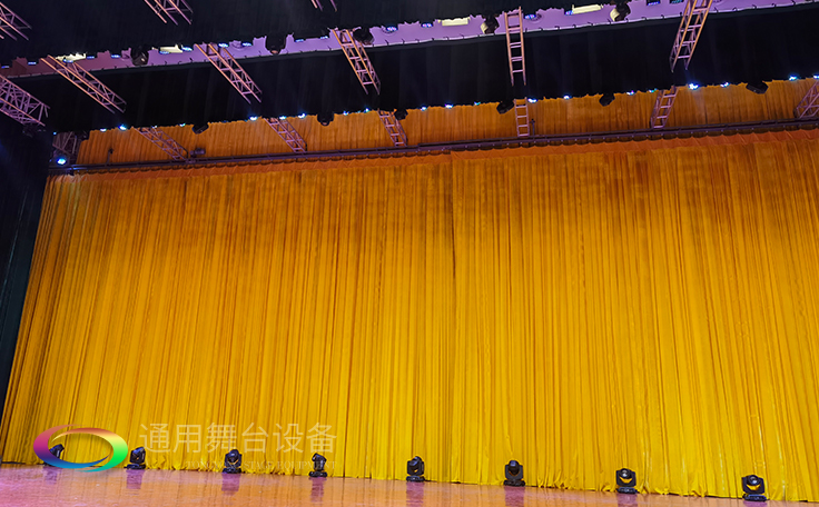 牽引阻燃幕布大幕啟閉運動的機械設備。大幕機（proscenium curtain machinery）